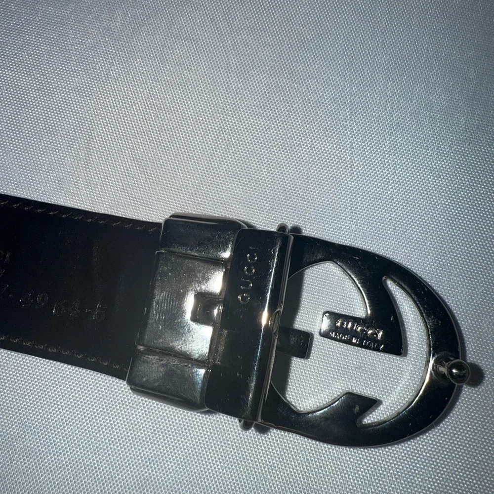 Used men’s reversible Gucci Leather Belt with Silver Clasp like new